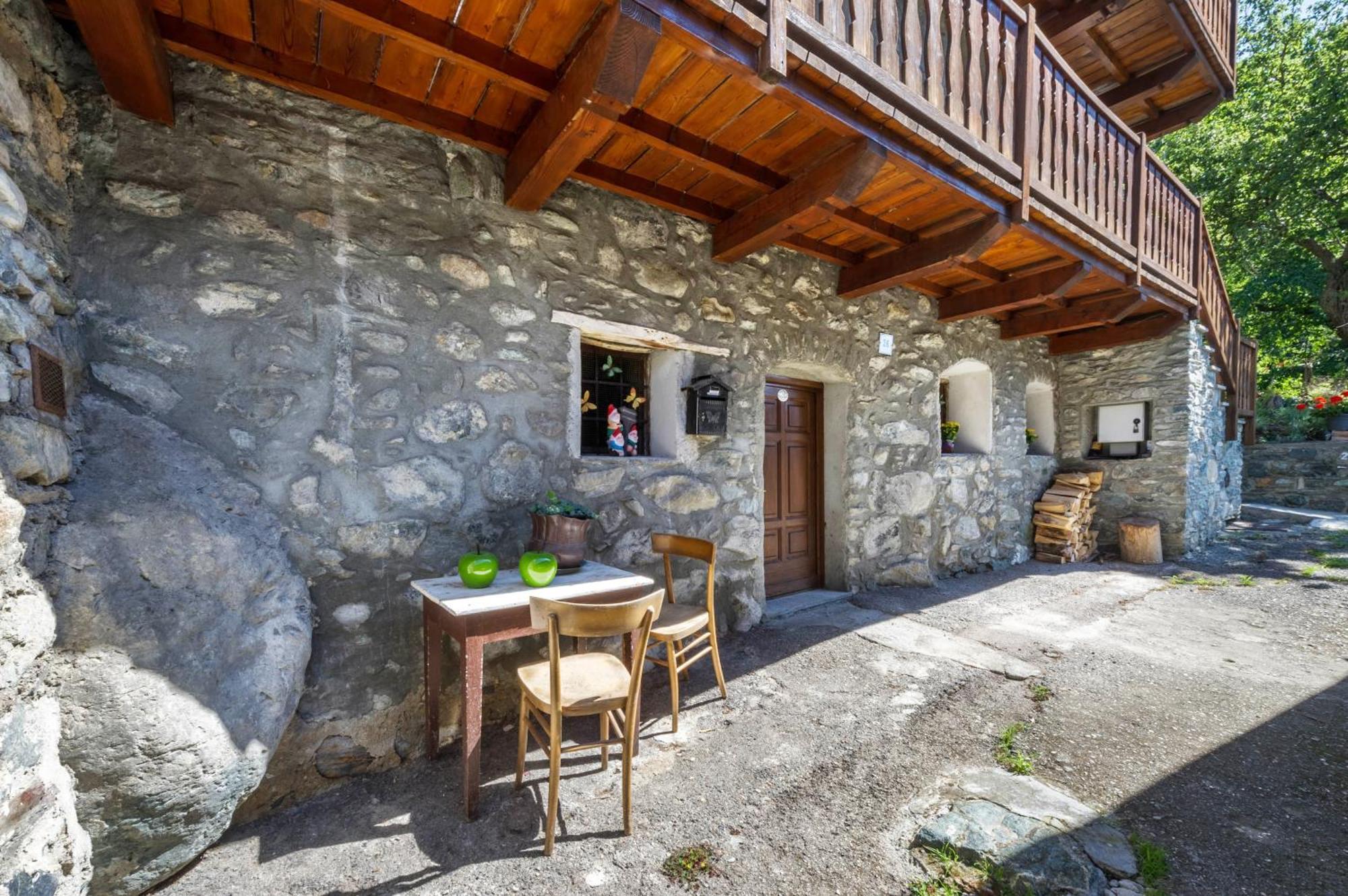 Il Nido Di Letizia Châtillon Exterior foto